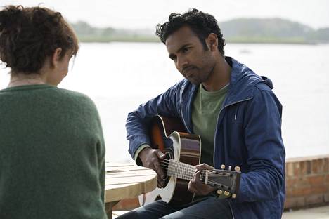 Jack Malik (Himesh Patel) tekee vaikutuksen ystäviinsä soittamallaan Yesterday-kappaleella.