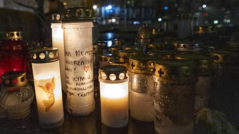 Koskelassa pahoinpitelyn uhrina kuolleen 16-vuotiaan pojan löytöpaikalle tuotiin joulukuussa runsaasti kynttilöitä.