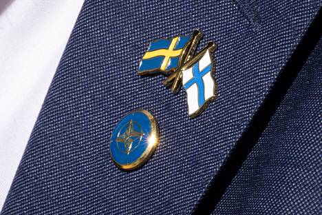 Jari Puustisen rinnassa on Ruotsin ja Suomen liput sekä Nato-tähti.