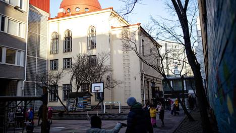 Kampissa toimii juutalainen koulu, jonka historia on poikkeuksellinen koko Euroopassa