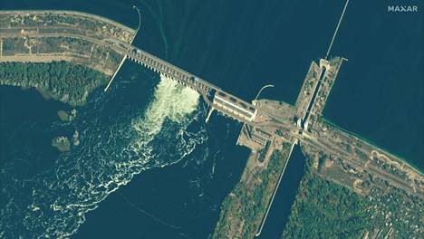 Maxarin satelliittikuva Kahovkan vesivoimalasta ja padosta lokakuun lopulla.