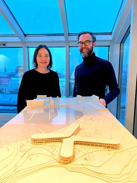 Arkkitehdit Anu Puustinen ja Ville Hara Avanto-Arkkitehdeista esittelevät Taivallahteen suunnitellun kylpylähotellin pienoismallia.