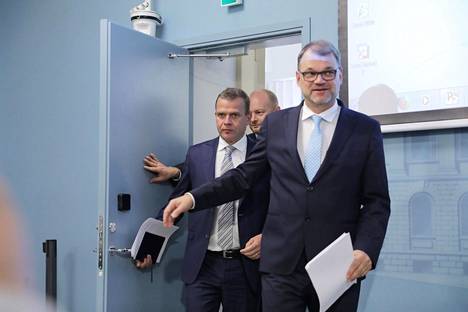 Pääministeri Juha Sipilä johdatti Petri Orpon ja Sampo Terhon keskiviikon tiedotustilaisuuteen.