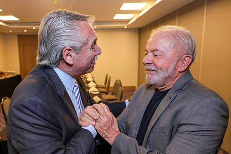 Brasilian presidentinvaalit voittanut Luiz Inácio Lula da Silva (oik.) sai onnittelut Argentiinan  presidentti Alberto Fernandezilta São Paulossa maanantaina. 