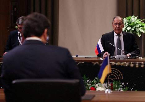 Ukrainan ulkoministeri Dmytro Kuleba (vas.) ja Venäjän ulkoministeri Sergei Lavrov tapasivat Turkissa.