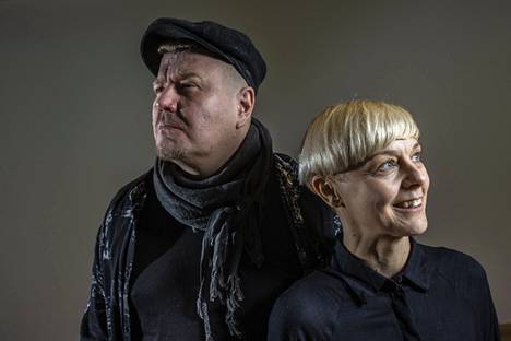 Nina Mamia ja Kasperi Nordman ovat pesunkestäviä vantaalaisia. Mamia Companyn harjoitus- ja esitystila sijaitsee Myyräncolossa Myyrmäessä ja koti parin sadan metrin päässä työtiloista. 