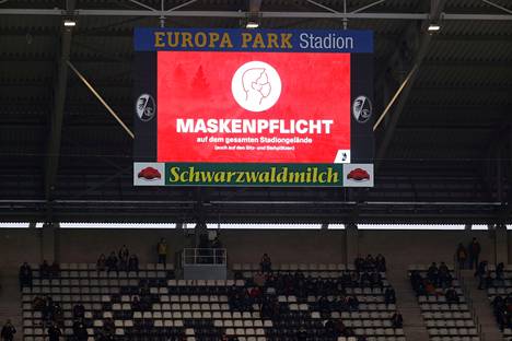 SC Freiburgin kotistadionilla Europa Parkilla muistutettiin maskipakosta marraskuun lopun ottelussa Eintracht Frankfurtia vastaan.