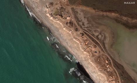 Satelliittikuvassa Krimin niemimaalta näkyy rivi ”lohikäärmeenhampaita”. Ne näkyvät aivan rannassa kahtena rivistönä.