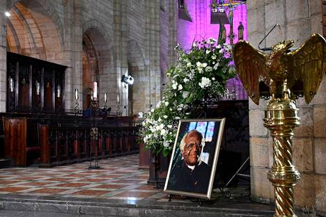 Emeritusarkkipiispan hautajaiset järjestettiin Etelä-Afrikan Kapkaupungissa uudenvuodenpäivänä. 