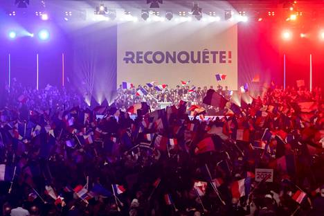 Thousands of people attended Zemmour’s first official election campaign. 