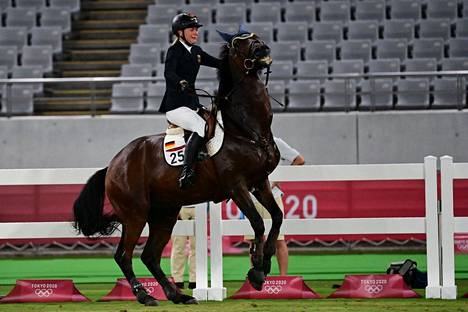 Annika Schleu löi raipalla hevosta, joka ei totellut Tokion olympialaisissa.