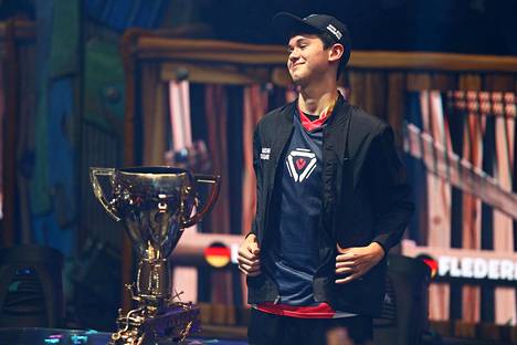 16-vuotias yhdysvaltalaispoika voitti Fortniten maailmanmestaruuden,  palkintona kolme miljoonaa dollaria - Urheilu 