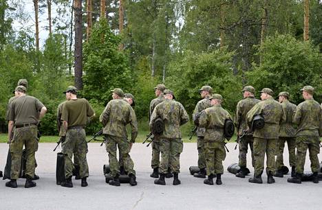 Aseet noutaneita varusmiehiä Porin prikaatissa Kankaanpään Niinisalossa 12. heinäkuuta 2018.