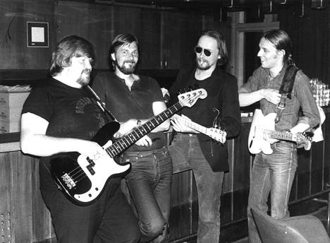 Jussi Raittinen, rumpali Aimo ”Aikka” Hakala, kitaristi Pekka Tammilehto (tunnettiin myöhemmin taiteilijanimellä Topi Sorsakoski) ja Antti Tammilehto The Boys -yhtyeen haastattelussa 30. toukokuuta 1979.