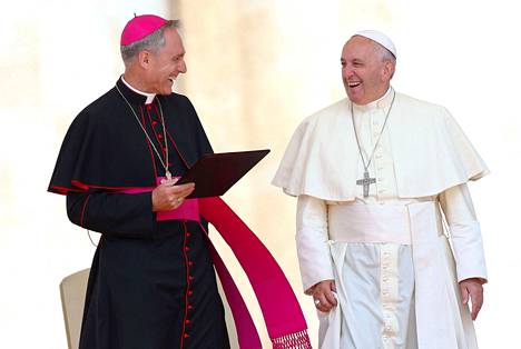 Arkkipiispa Georg Gänswein ja paavi Franciscus kesäkuussa 2016.