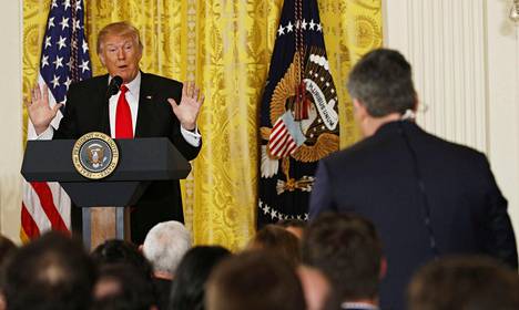 Yhdysvaltain presidentti Donald Trump vastasi usein haukkumansa CNN-uutiskanavan toimittajan Jim Acostan kysymykseen Valkoisessa talossa Washingtonissa viime helmikuussa.