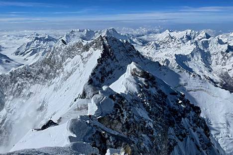 Everest on maailman korkein vuori. Huippu on 8 849 metrin korkeudessa.