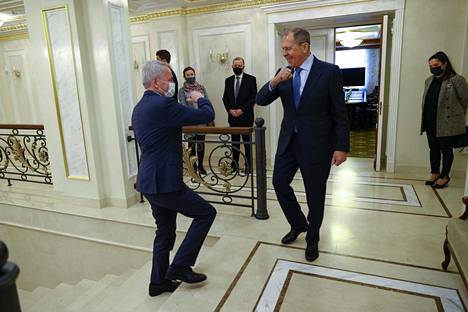 Ulkoministeri Pekka Haavisto ja Venäjän ulkoministeri Sergei Lavrov tervehtivät toisiaan korona-ajan tapaan Pietarissa maanantaina.