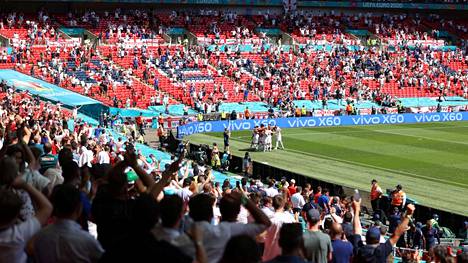 EM-jalkapallo | Katsoja loukkaantui vakavasti pudottuaan Wembleyn katsomosta kesken Englannin EM-ottelun