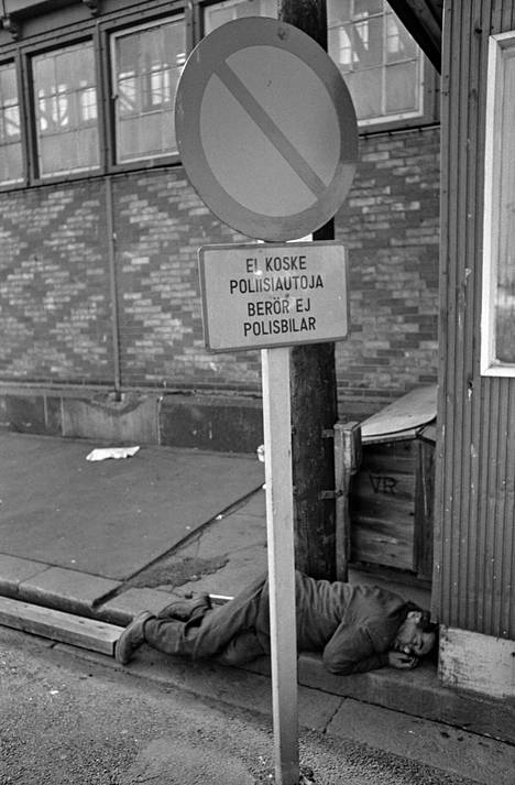 Alkoholistimies makaa maassa Helsingin Etelärannassa huhtikuussa 1974.