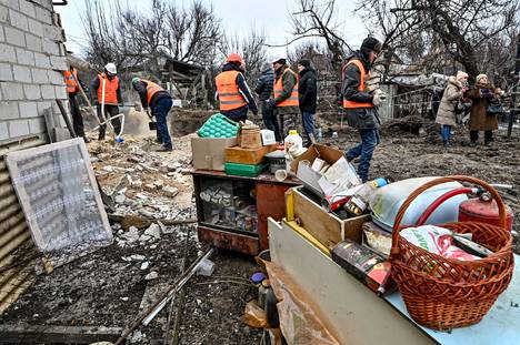 Huoltotyöntekijät ja vapaaehtoiset korjasivat 12. tammikuuta Zaporižžjassa 39 taloa, jotka vahingoittuivat Venäjän iskussa.