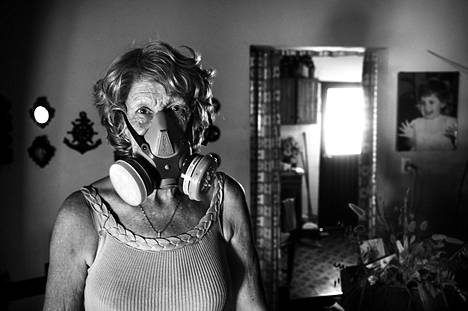 Argentiinalainen Marta Elsa Cian joutuu suojautumaan naamarilla talonsa ympärille ruiskutetuilta myrkyiltä.