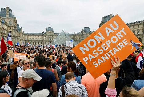 Mielenosoittajat vastustivat terveyspassia Pariisissa 17. heinäkuuta vuonna 2021.