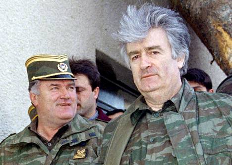Serbikomentaja Ratko Mladići (vas.) ja presidentti Radovan Karadžić bosnialaisessa vuoristokylässä 1995.