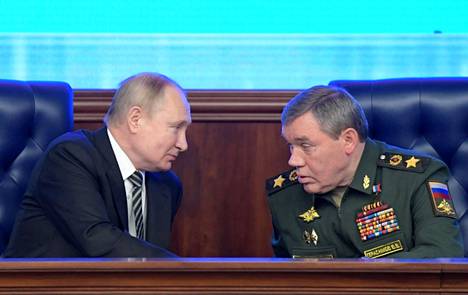 Vladimir Putin ja Valeri Gerasimov keskustelivat presidentin ja pääesikunnan tapaamisessa Moskovassa joulukuussa.