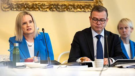 Hallituspuolueiden puheenjohtajat valtiovarainministeri Riikka Purra (ps) ja pääministeri Petteri Orpo (kok) neuvotteluissa valtion juhlahuoneistossa tiistaina.
