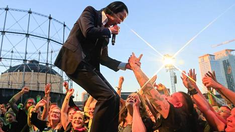 Nick Cave otti kontaktia yleisöönsä Flow-festivaalin lavalla sunnuntai-iltana.