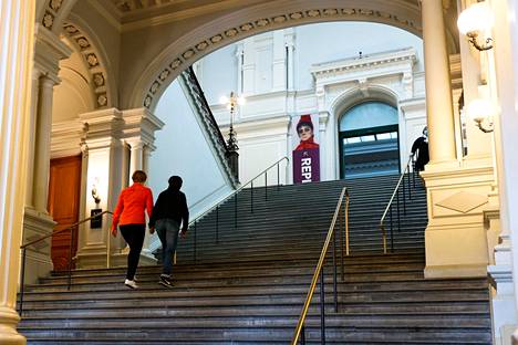 Ateneumin taidemuseo suljettiin jo kertaalleen, mutta avataan pian uudelleen. Kuva Ateneumin portaikosta toukokuulta, jolloin Ateneumissa oli Ilja Repin -näyttely.