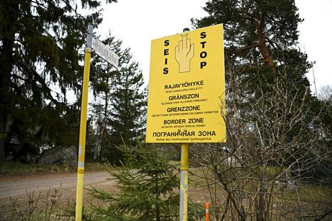 Perustuslakivaliokunta katsoo, että rajan lyhytaikainen täyssulku voi erittäin poikkeuksellisissa olosuhteissa olla mahdollinen. Rajavyöhykekyltti kuvattuna Virolahdella 11. toukokuuta.