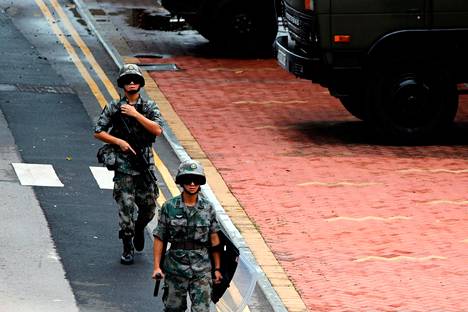 Kiinan sotilaita valmiudessa luovutuslain vastaisen mielenosoituksen aikana Hongkongissa 31. elokuuta.