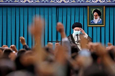 Iranin korken uskonnollinen johtaja Sejed Ali Khamenei tapasi koululaisia Teheranissa marraskuun alussa.