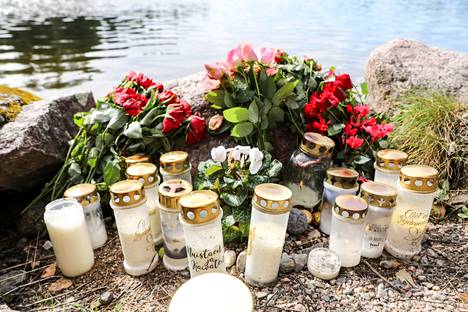 Asikkalan Salonsaareen vievän sillan kupeeseen tuotiin henkirikoksen jälkeen kynttilöitä ja kukkia.