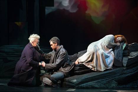 Brünnhilde (Johanna Rusanen, vas.), Siegmund (Joachim Bäckström) ja Sieglinde  (Miina-Liisa Värelä) Valkyyria-oopperassa.