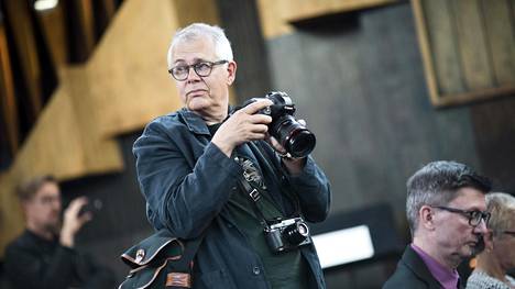 Freelance-valokuvaaja Sakari Viika nostaa alle tuhannen euron vanhuuseläkkeestään varhennettuna puolet. ”Ei tällä pienellä summalla hirveästi juhlita, mutta arkea varhaiseläke helpottaa”, hän sanoo.
