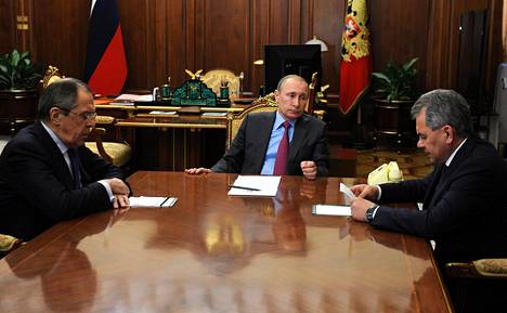 Venäjän presidentti Vladimir Putin keskusteli ulkoministeri Sergei Lavrovin (vas.) ja puolustusministeri Sergei Šoigun (oik.) kanssa Moskovassa 2016. Lavrov ja Šoigu jatkavat viroissaan uudessa hallituksessa.