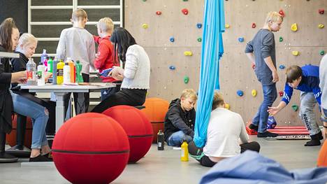 Joensuun Tulliportin koulussa on moneen muuntuvat opetustilat. Noin 250 neliömetrin tilassa opiskelee 72 oppilasta ja 3 luokanopettajaa sekä usein myös erityisopettaja ja koulunkäyntiavustaja.