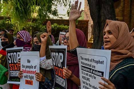 Opiskelijat osoittivat Intian pääkaupungissa New Delhissä mieltään poliisien harjoittamaa väkivaltaa vastaan 11. kesäkuuta.