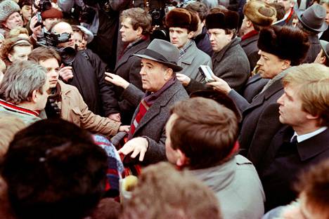 Mihail Gorbatšov tapasi kansalaisia Liettuan Šiauliaissa tammikuussa 1990.