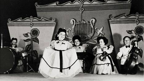 Ovitzin sisarusten revyyryhmä Lilliput Troupe kiersi menestyksellä Keski-Eurooppaa 1930-luvulla. He lauloivat, näyttelivät ja soittivat mini-instrumentteja, jotka oli varta vasten tehty heille.