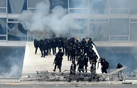 Turvallisuusjoukot ottivat yhteen Brasilian presidentinpalatsin vallanneiden mielenosoittajien kanssa.