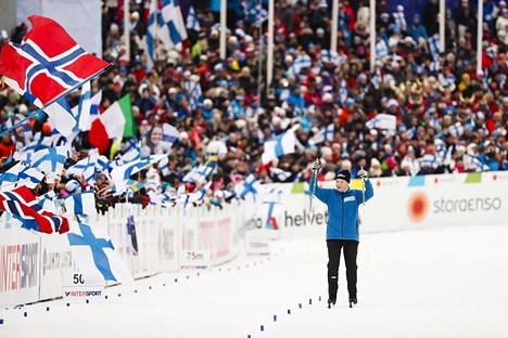 MM-hiihdoista kertyy lopulta puoli miljoonaa euroa Lahden Hiihtoseuran kassaan. Lauantaina 2. maaliskuuta Siiri Rantanen hiihti pääkatsomon edessä ennen naisten viestiä.