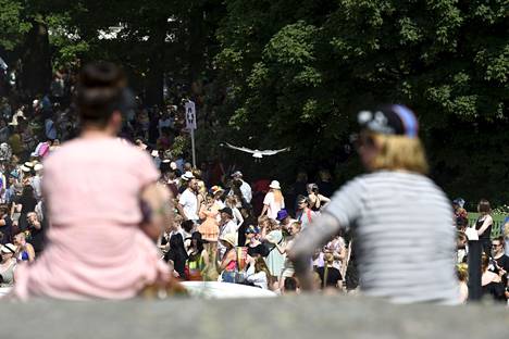 Pride-juhlaa vietettiin lauantaina Helsingin Kaivopuistossa helteisessä säässä.