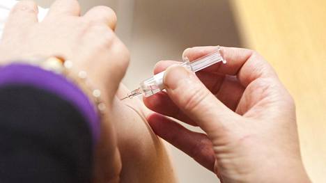 Suomessa tytöt saavat maksutta rokotuksen papilloomavirus HPV:tä vastaan.