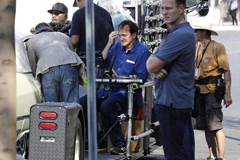 Quentin Tarantino kuvattuna ohjaamassa elokuvan: 'Once Upon A Time In Hollywood' -kohtausta Burbankissa Kaliforniassa. Elokuvaa tähdittävät muiden muassa Brad Pitt ja Margaret Qualley.