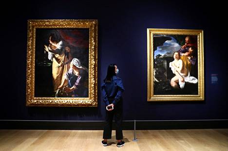Artemisia Gentileschin teokset Giuditta con la sua ancella ja Susanna e i vecchioni Lontoon Kansallisgalleriassa syksyllä 2020.