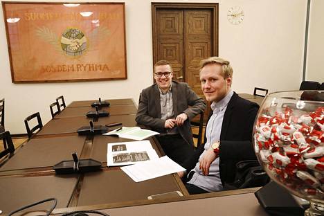 Sdp:n ekonomisti Joonas Rahkola (takana) ja veroasiantuntija Lauri Finér demareiden ryhmähuoneessa eduskunnassa.